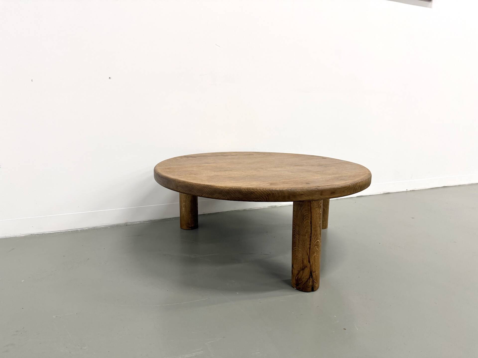 Modernist tripod coffee table in solid oak, DLG Perriand, Chapo, years.