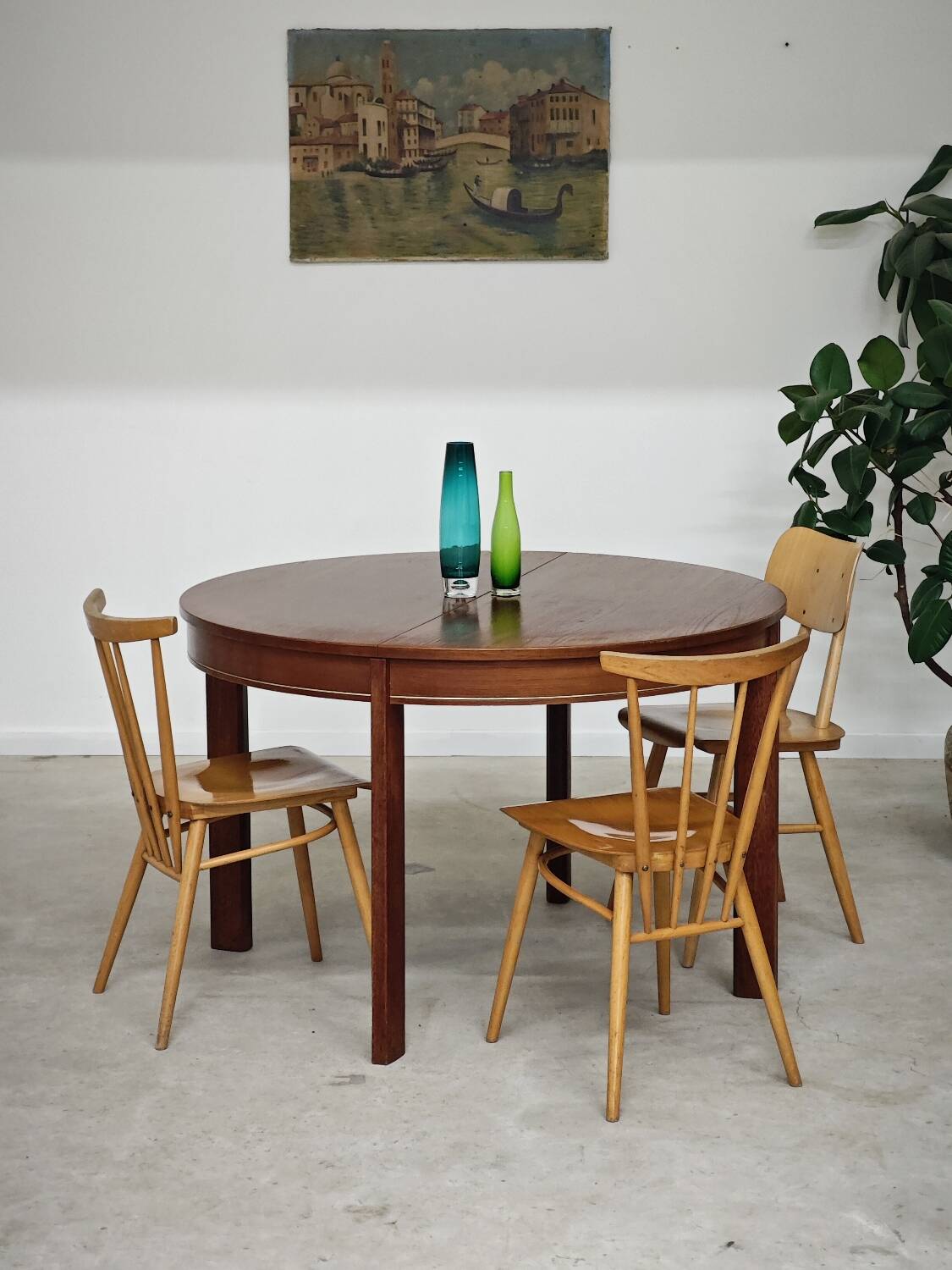 Extendable table with integrated Scandinavian style Self