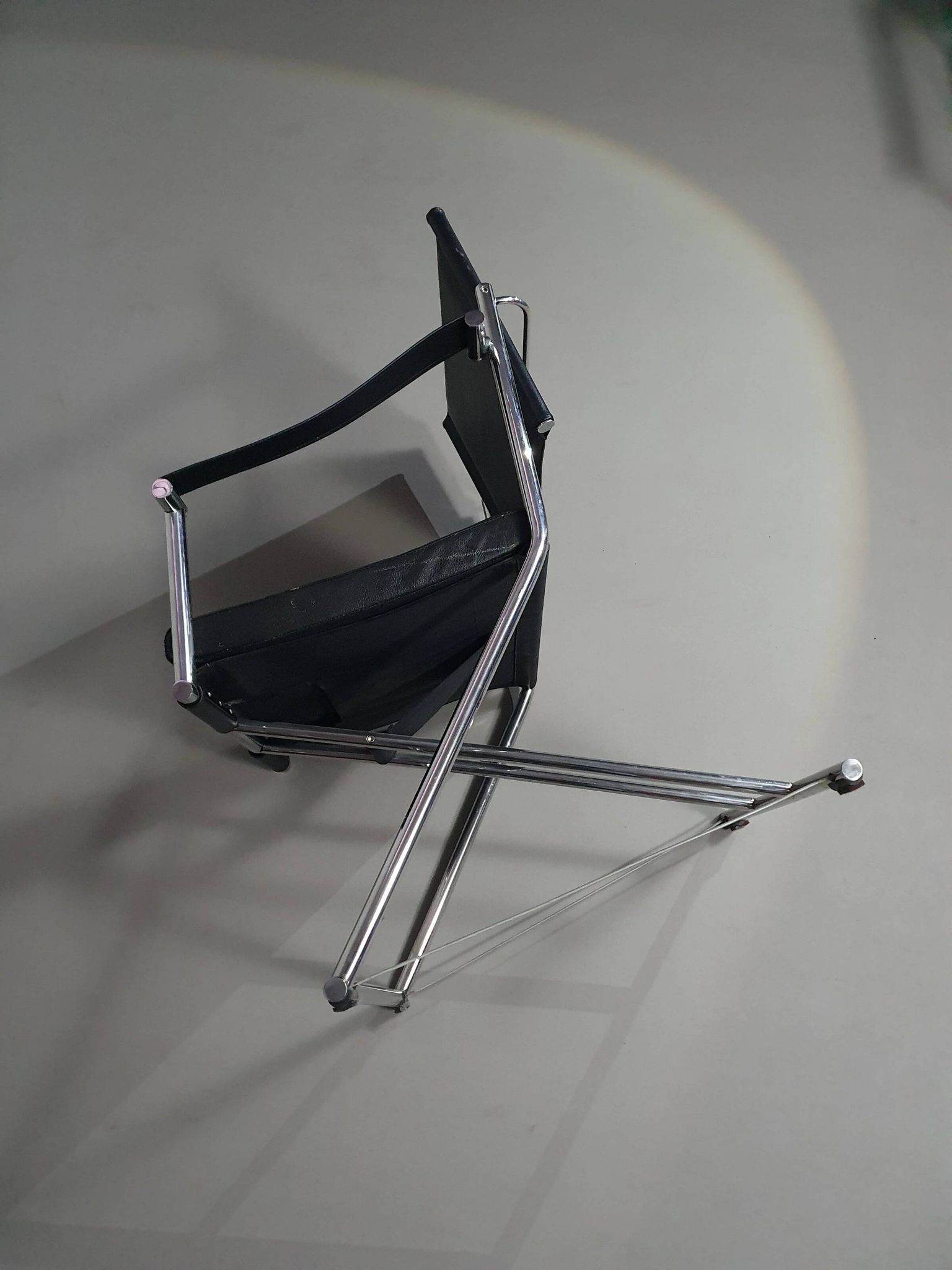2 chaises pliantes en cuir chromé