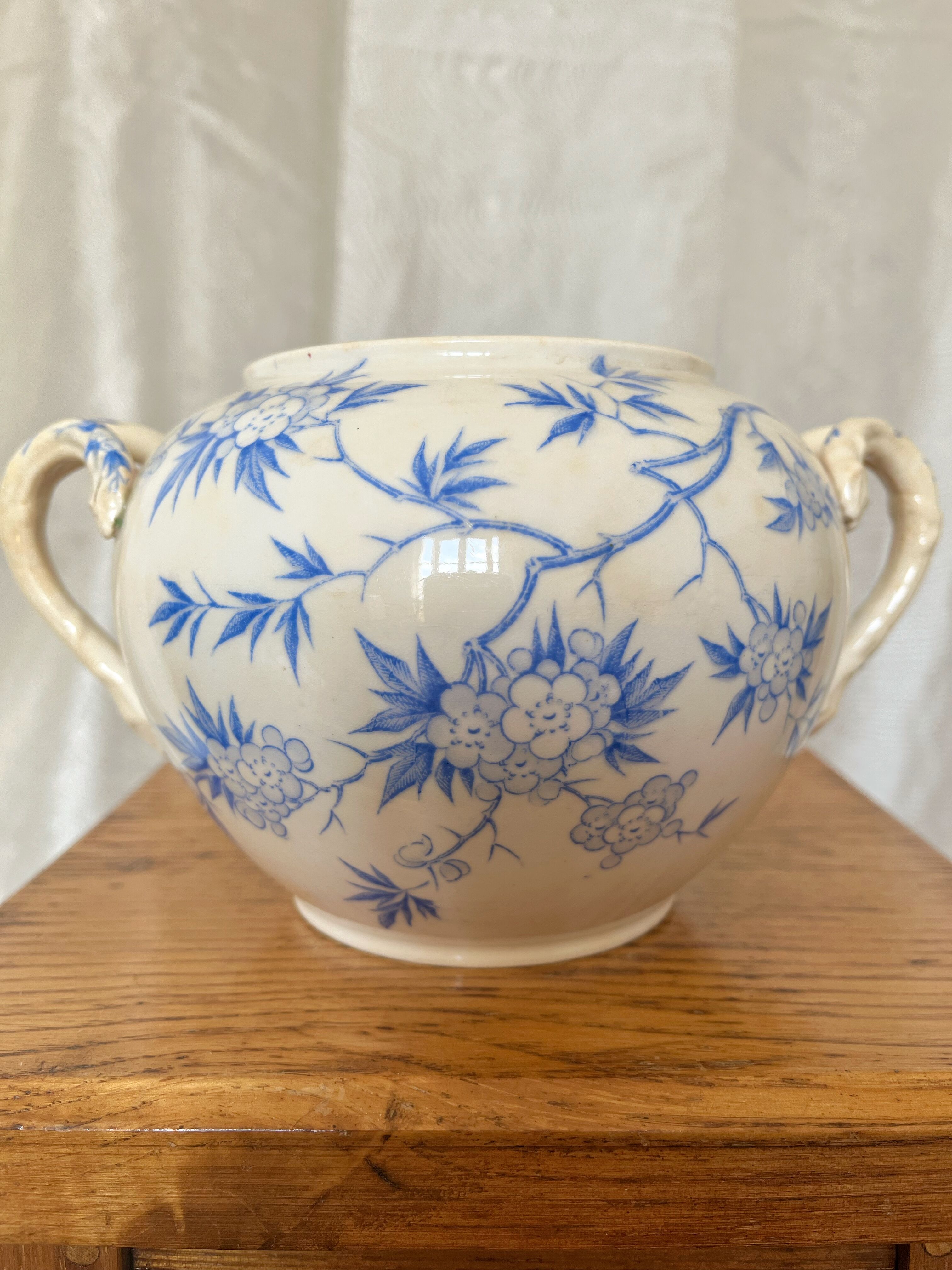 Ironstone sugar bowl with a spiky pattern, Sarreguemines, late 19th century