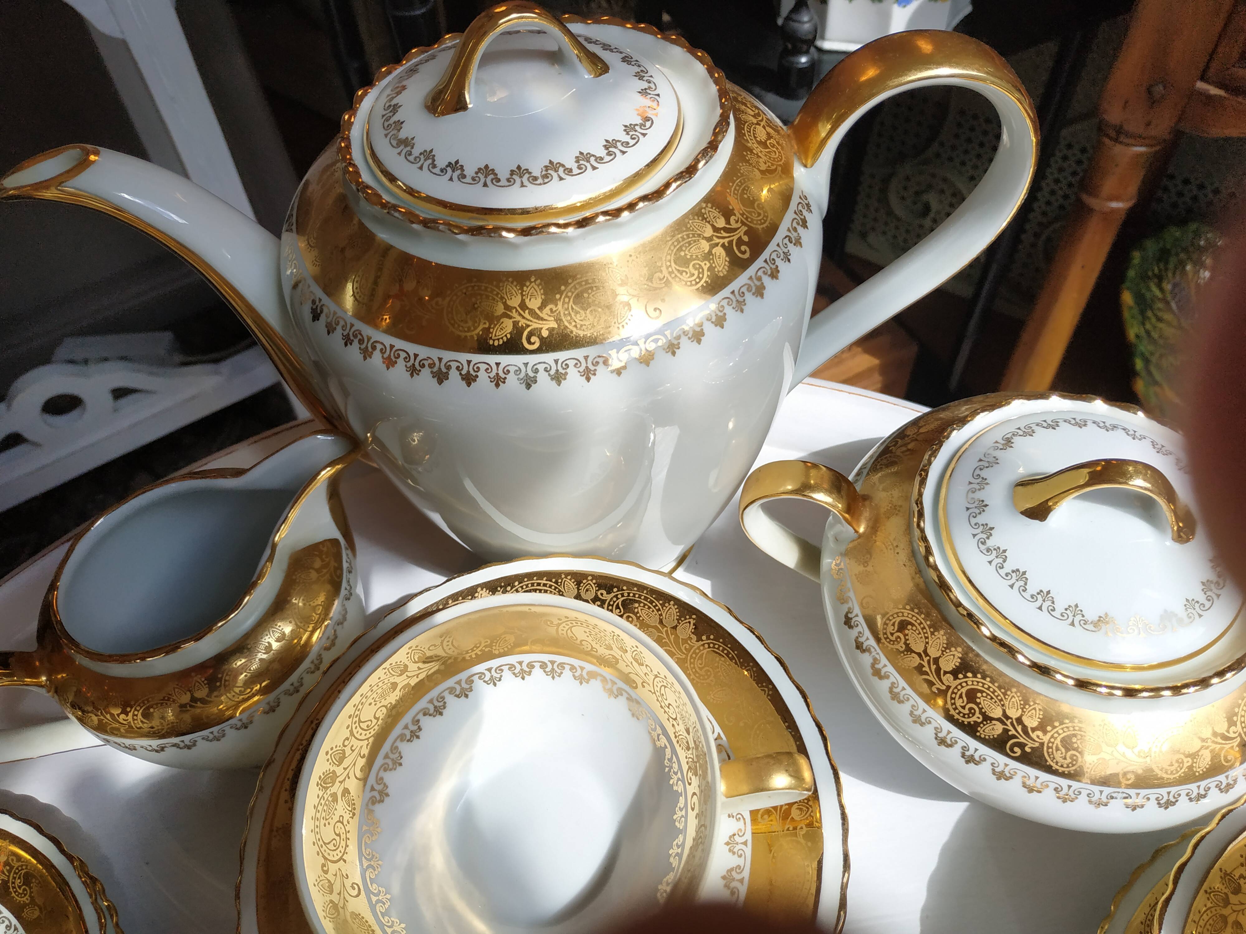 Coffee service 12 cups in white and gold porcelain