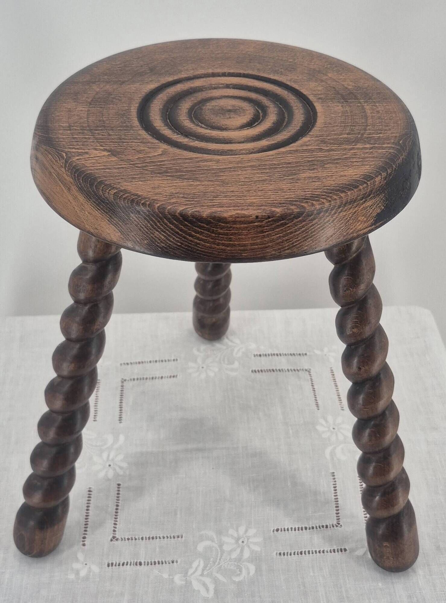 Tabouret brutaliste tripode en bois massif tourné