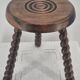 Tabouret brutaliste tripode en bois massif tourné
