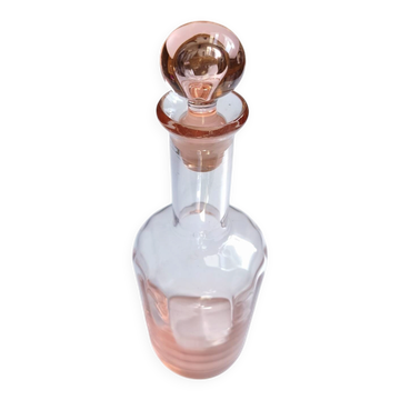 Bouteille en verre rose vintage
