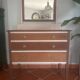 Commode ancienne française en merisier avec miroir – restaurée et peinte