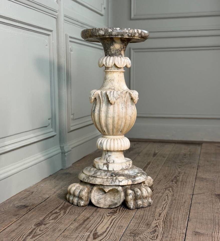 Socle en albâtre sculpté, Italie vers 1880