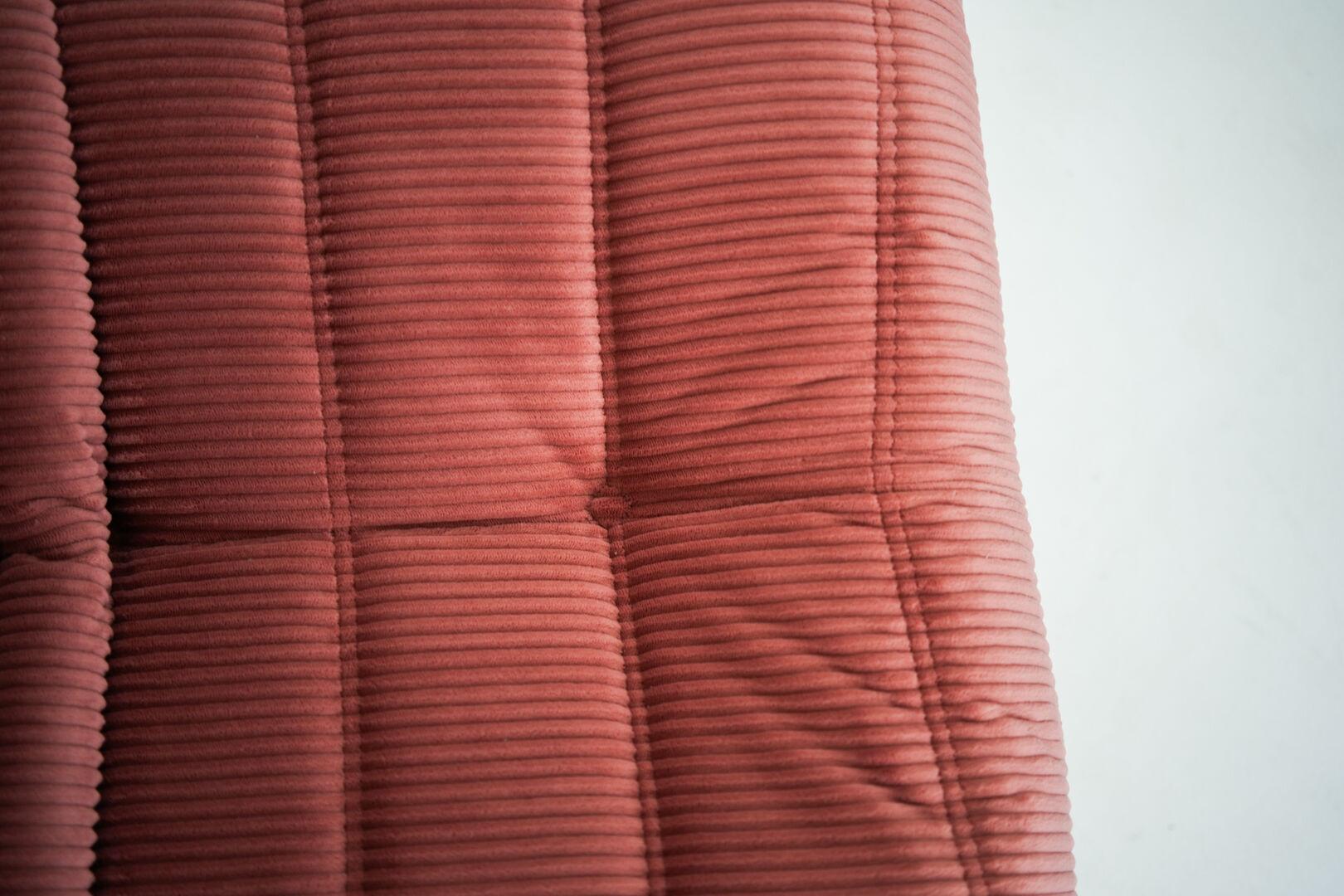 Ensemble de chaise et pouf Togo en velours côtelé framboise