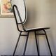 Chaise skaï moucheté et pieds tubes de métal noirs années 50