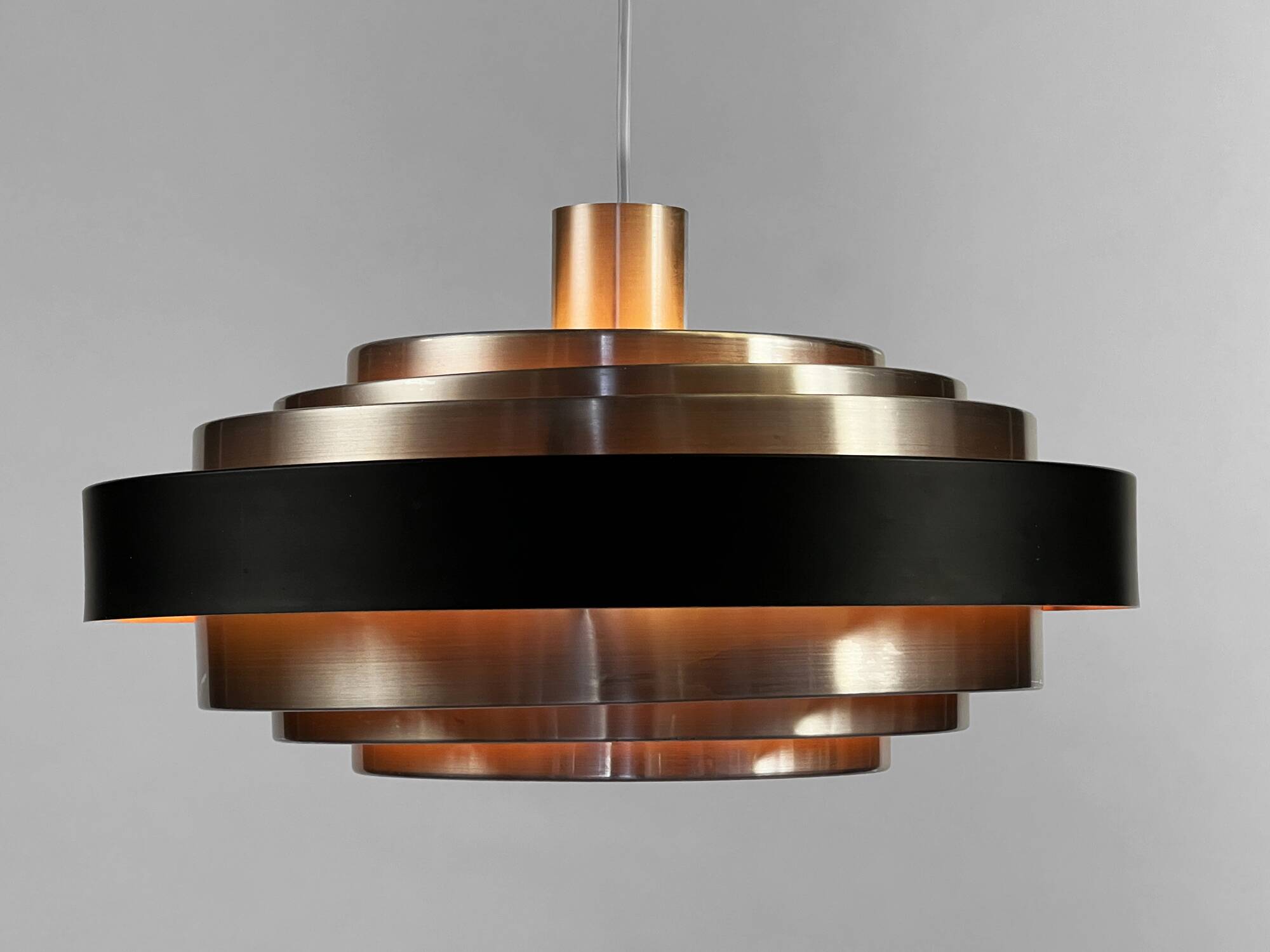 Suspension multicouche "space age" en aluminium brossé avec effet de lumière rouge. Danemark années 1960