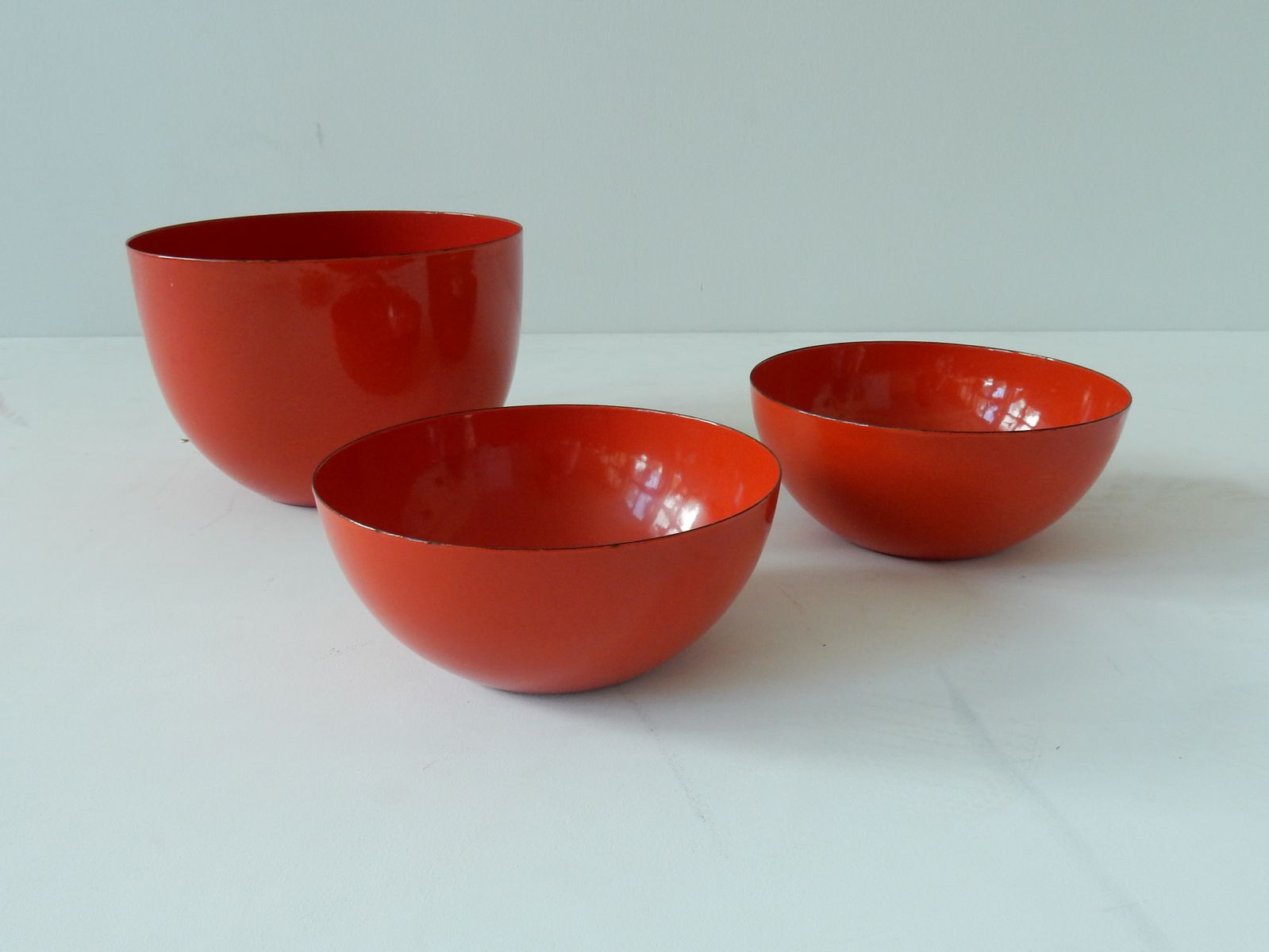 Orange-red enamelled bowls by Kaj Franck for Finel 1960s