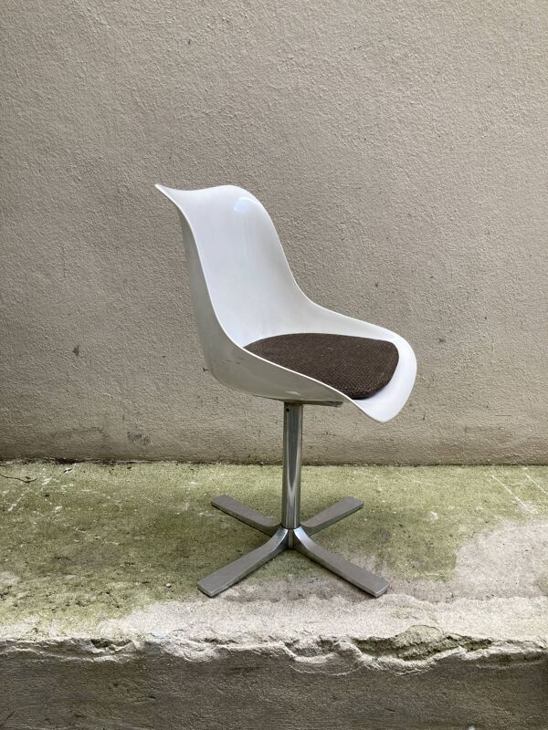 Chaise tulipe Roche Bobois en plastique moulé et piètement étoile chromé