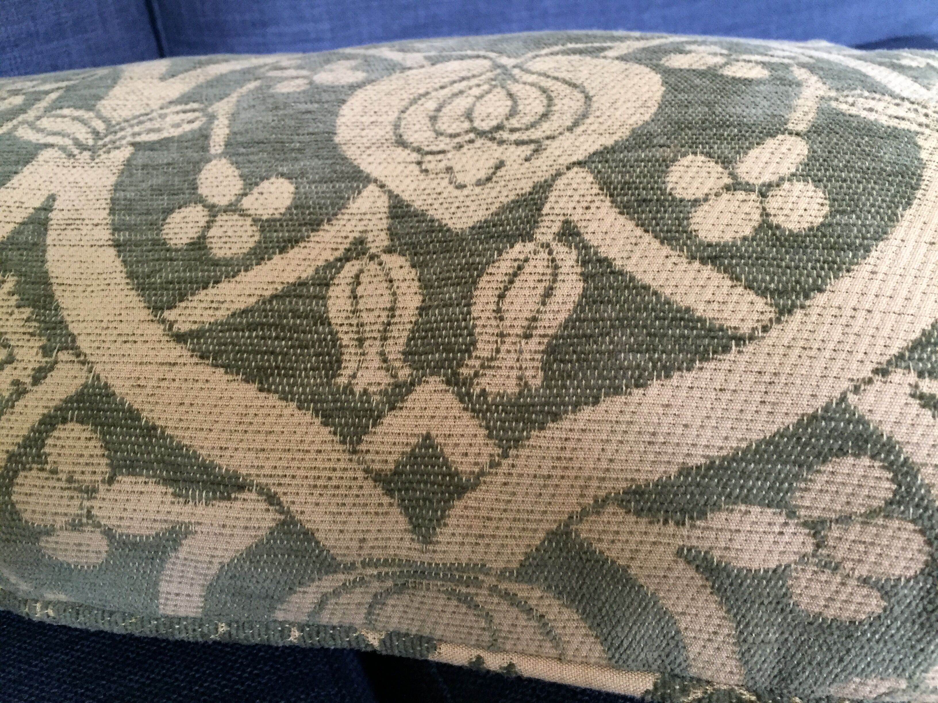 Decorative pillow case in velvet with ottoman turkish 16th century motifs