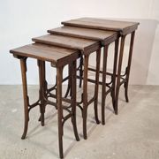Ensemble de 4 tables gigognes en bois cintré Thonet