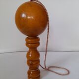 Ancien bilboquet en bois verni