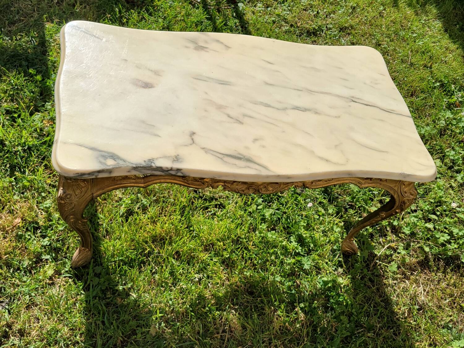 Louis XV coffee table in white Carrara marble with a gilded bronze base.