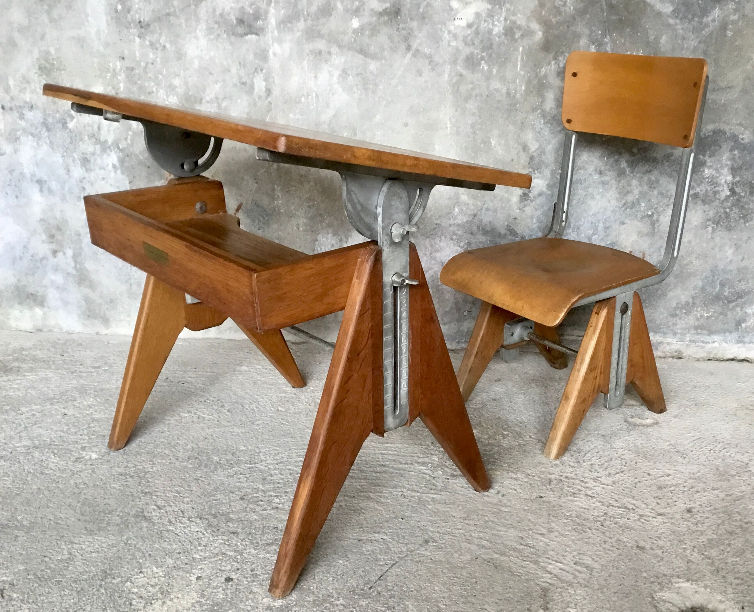 Adjustable Modernists desk and children's chair - Ets. Levant & Godefroy - design 1950