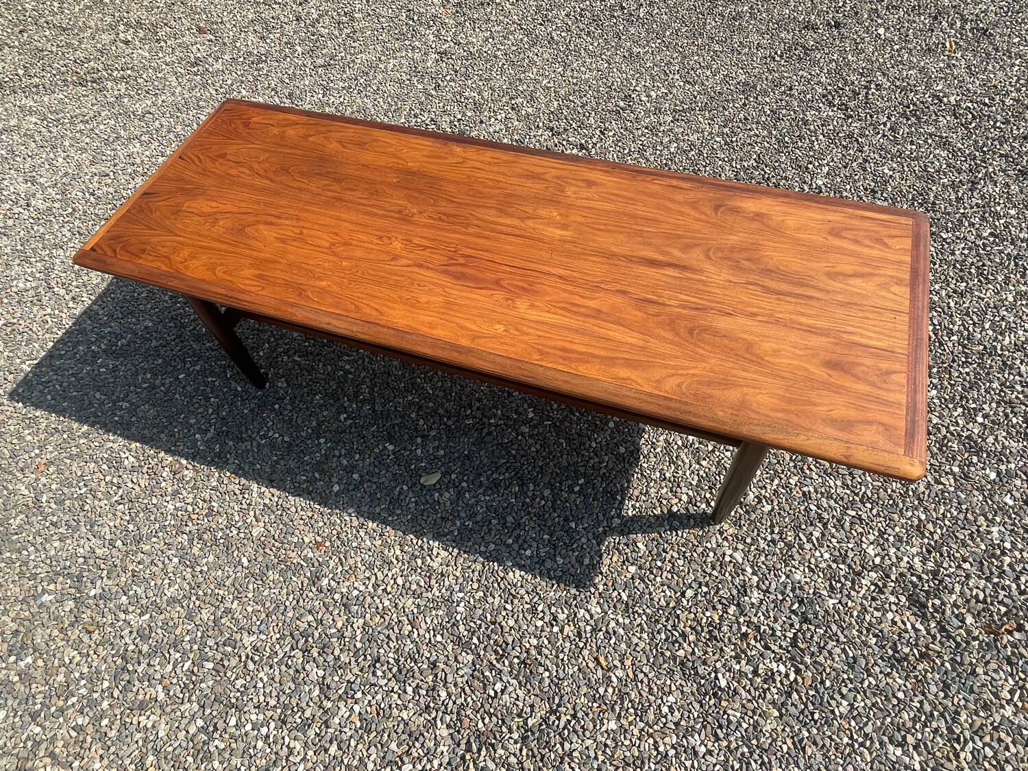 Table en palissandre Topform. Table basse vintage. Sangles en cuir
