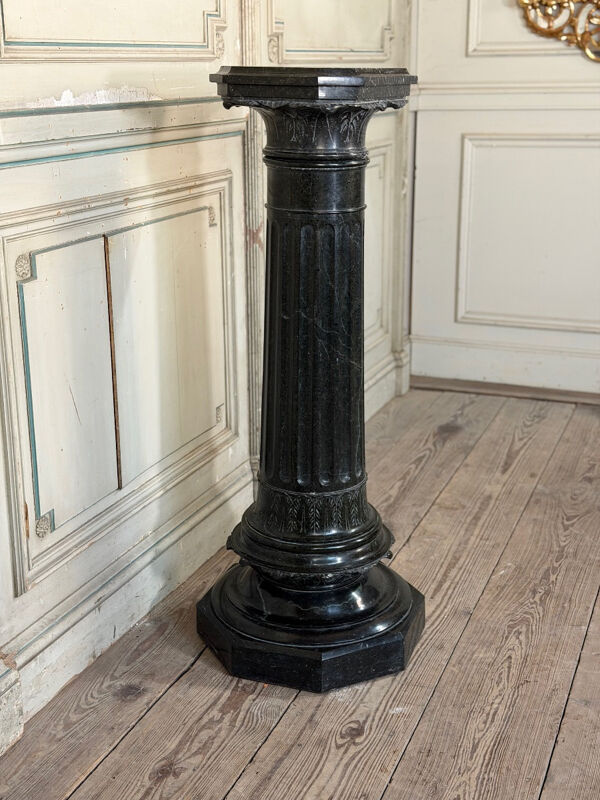 Colonne en marbre vert serpentine, vers 1880