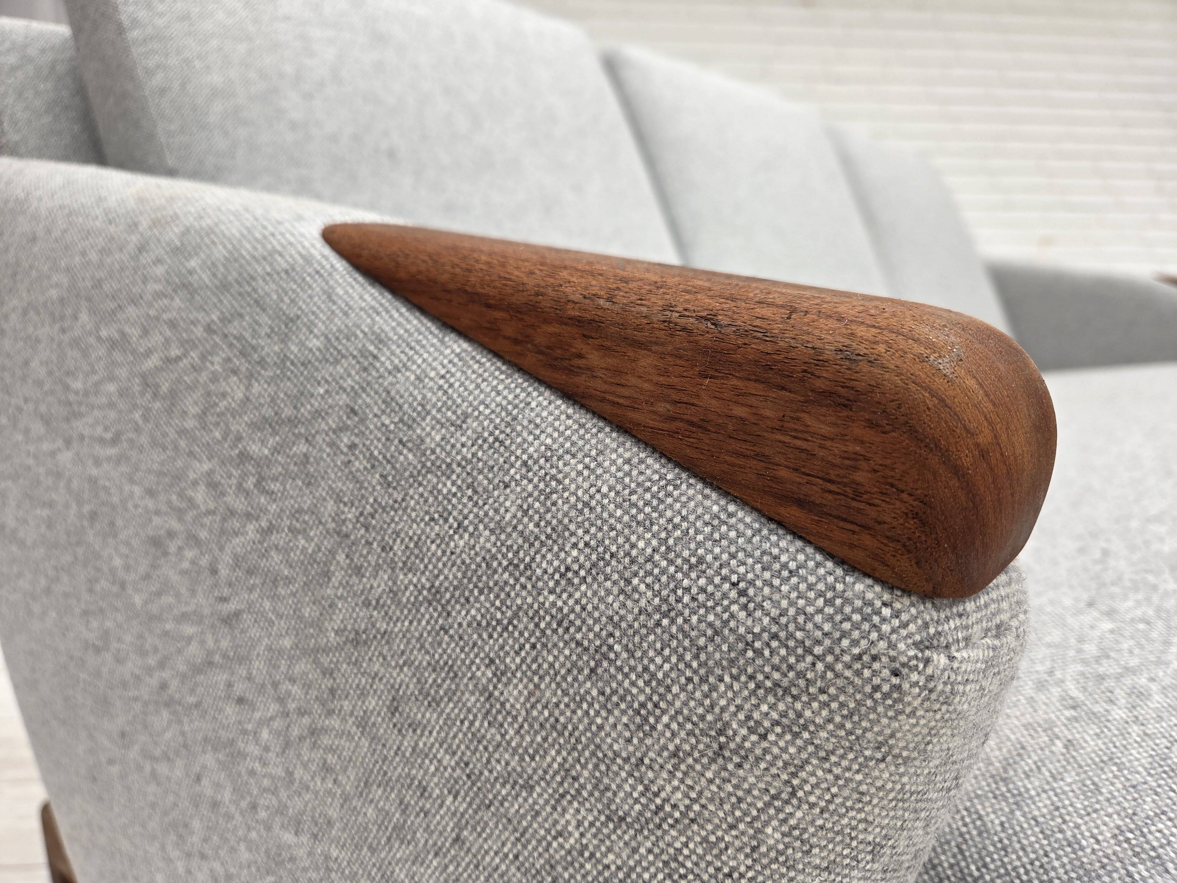 Design danois par Arne Hovmand-Olsen, canapé 3 places modèle 490, refait à neuf.