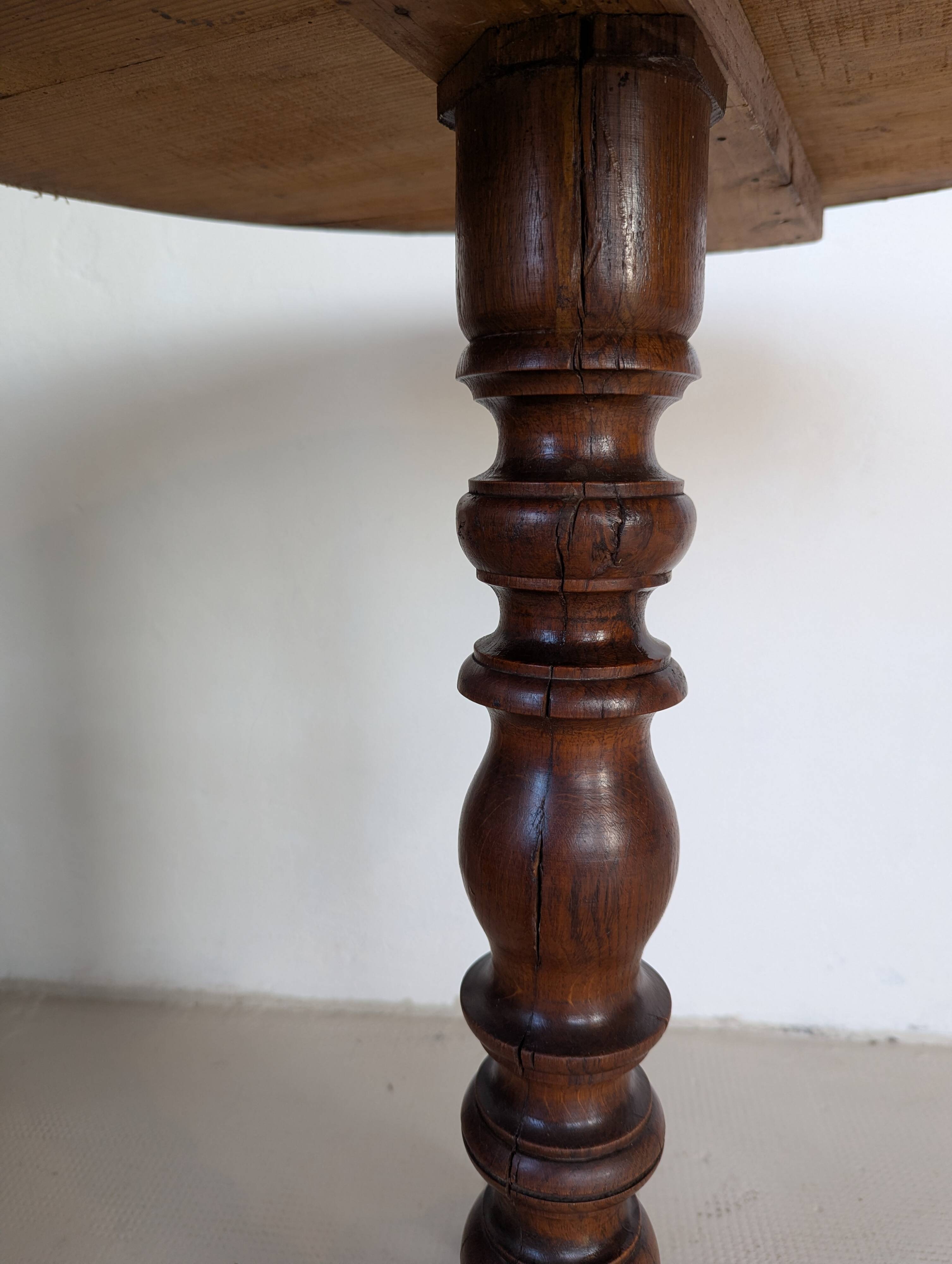 Table d'appoint ronde, pied en chêne tourné