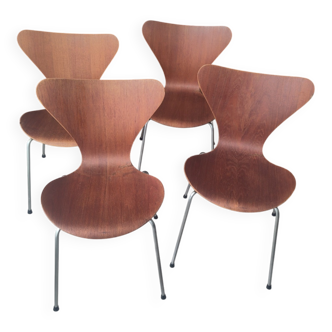4 "Ant" chairs by Fritz Hansen, number 0164, refurbished.