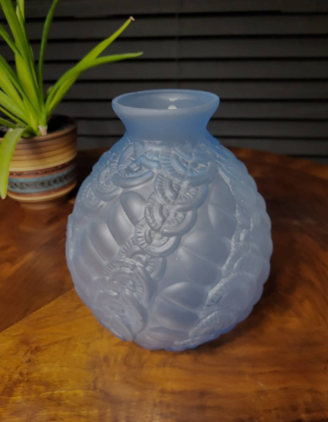 Vases art déco en persglas bleu givré avec décor floral