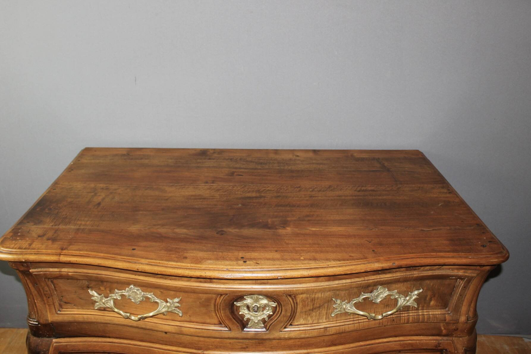 Bordeaux Tomb Commode in Walnut, 18th Century