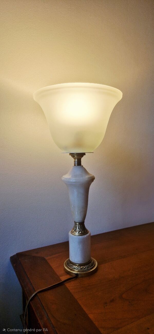 Lampe de table Néo-Empire en Albâtre et Laiton - Abat-jour Tulipe en V