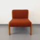 Fauteuil chauffeuse Fröscher vintage en tissu orange et bois des années 70 80