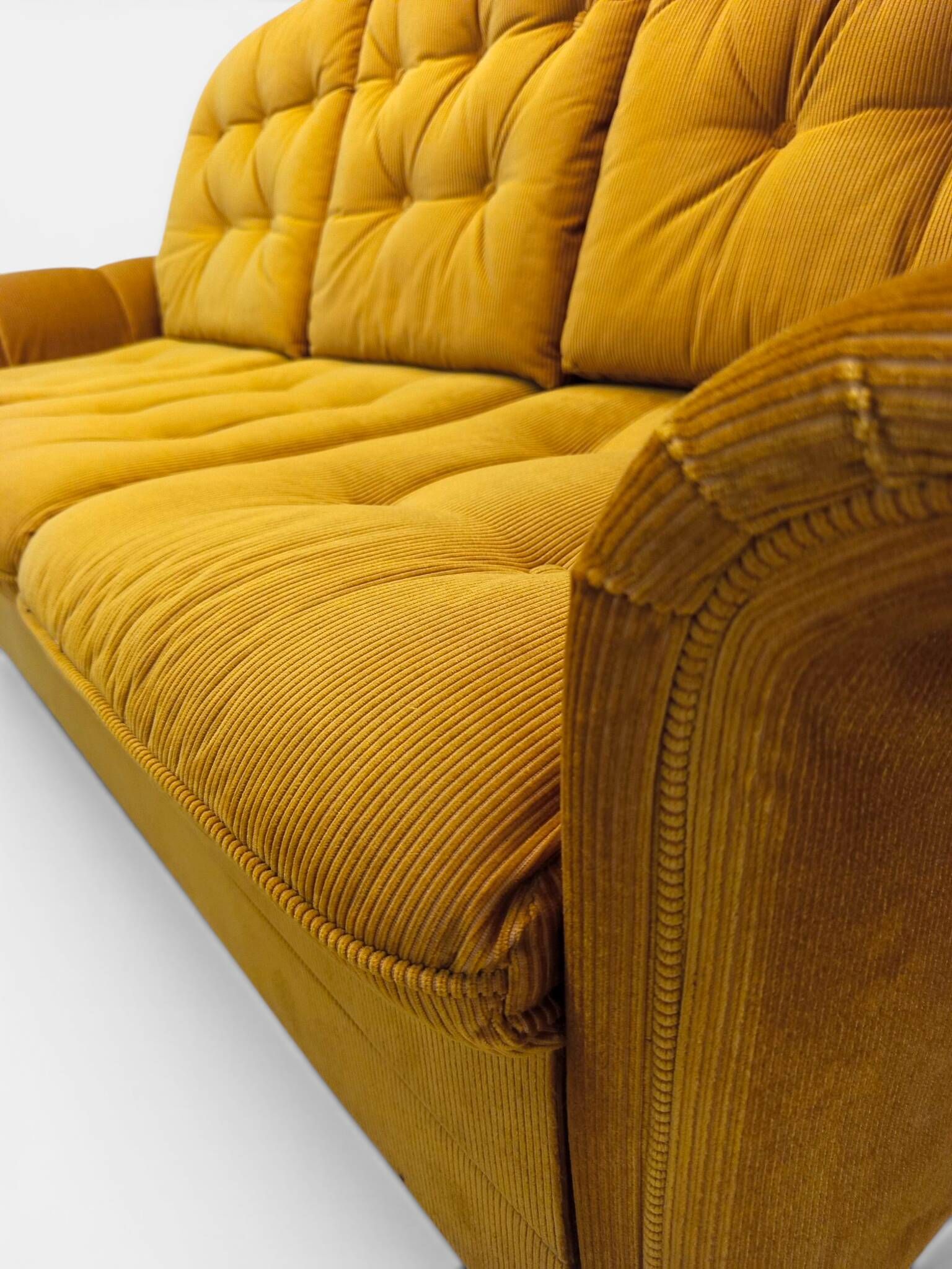 Three-seater convertible vintage canapé in golden corduroy – 1970s