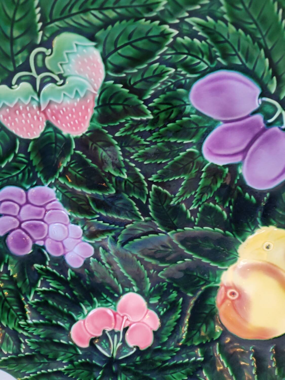 Grand plat en barbotine de salins les bains. Années 50