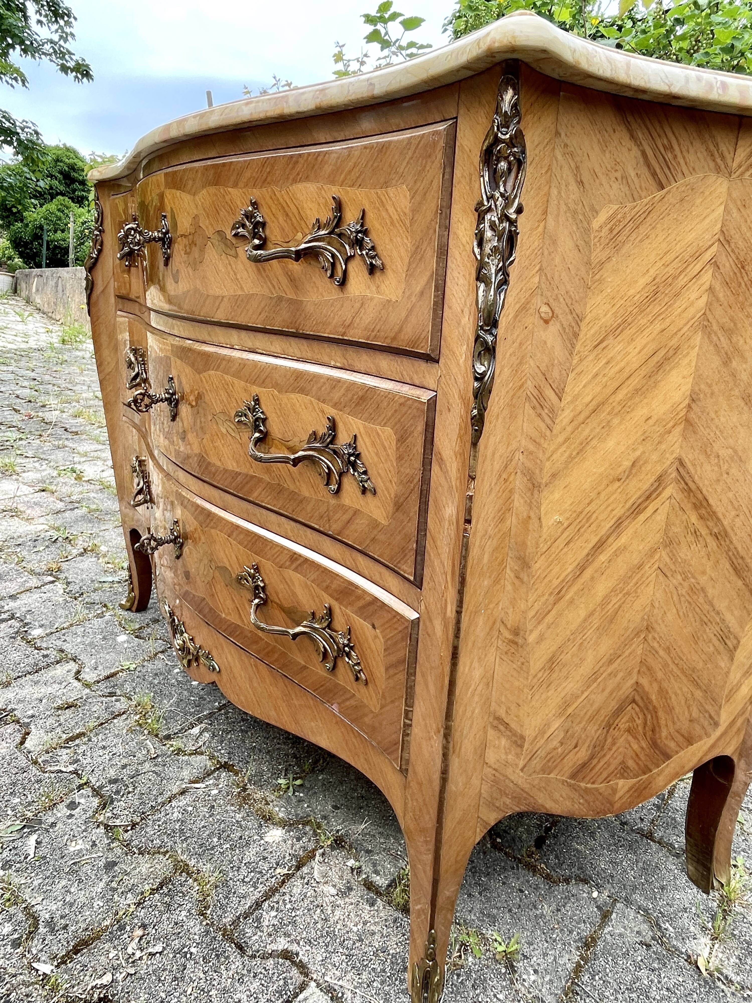 Louis XV style commode in marquetry, 20th century.