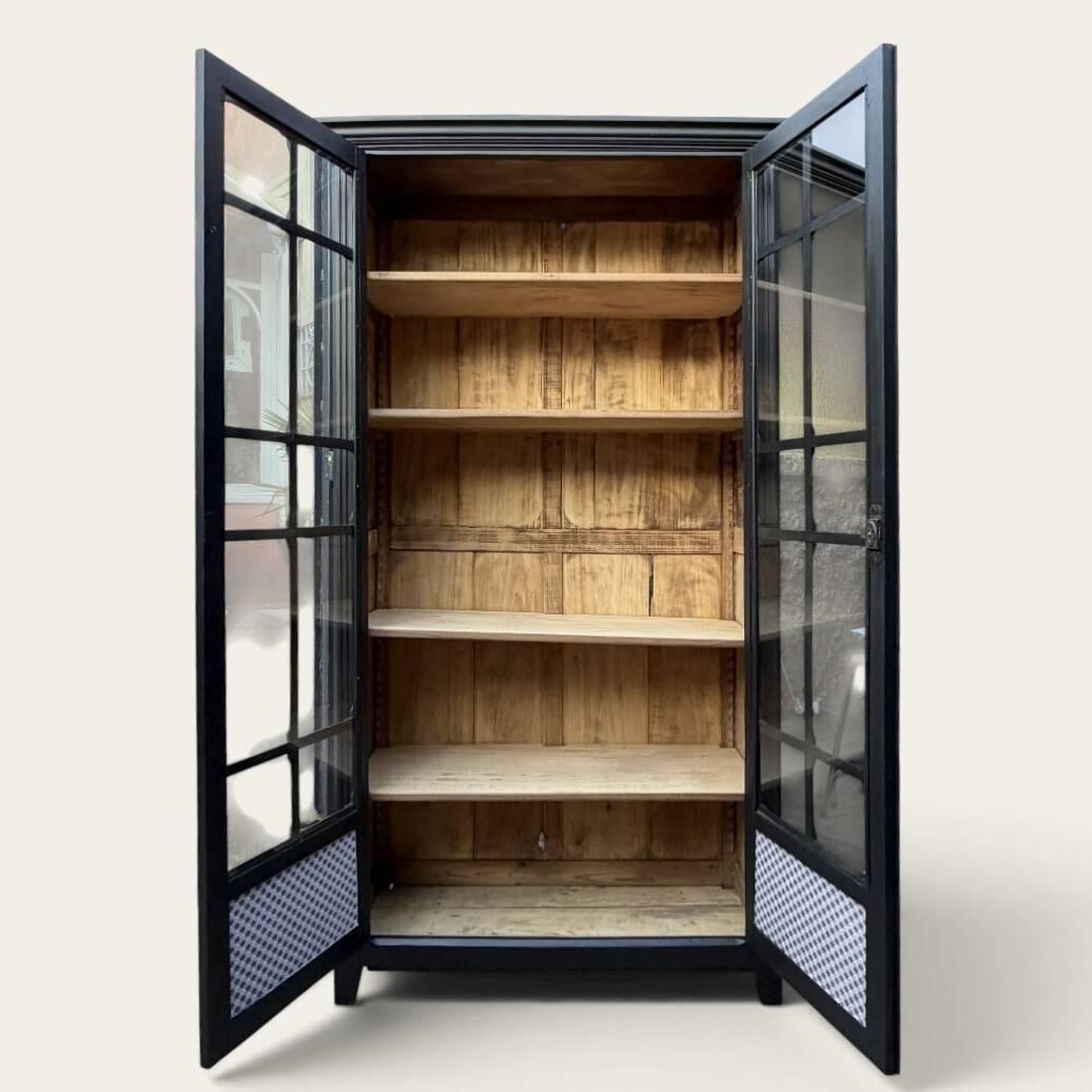 Armoire parisienne noire vitrée rénovée