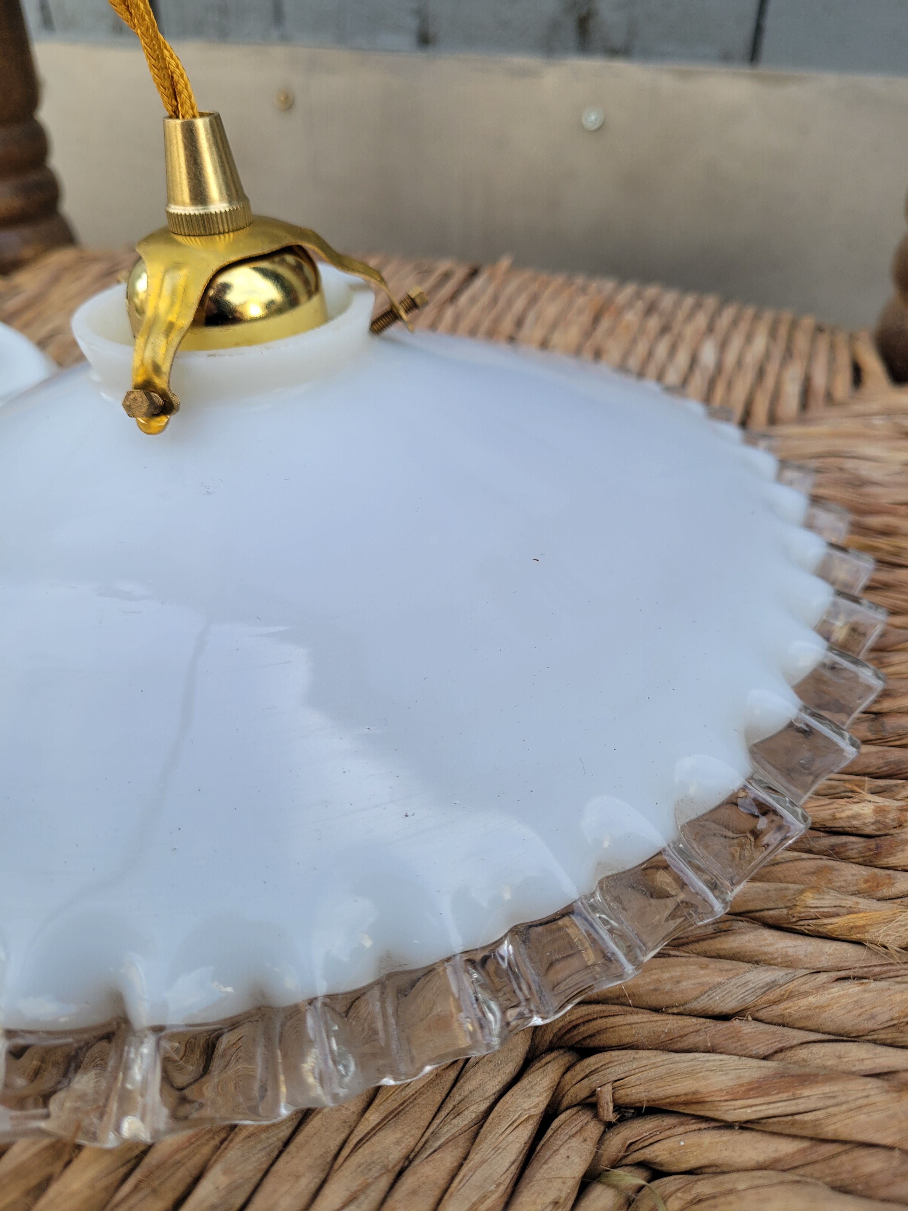 Serrated opaline suspension