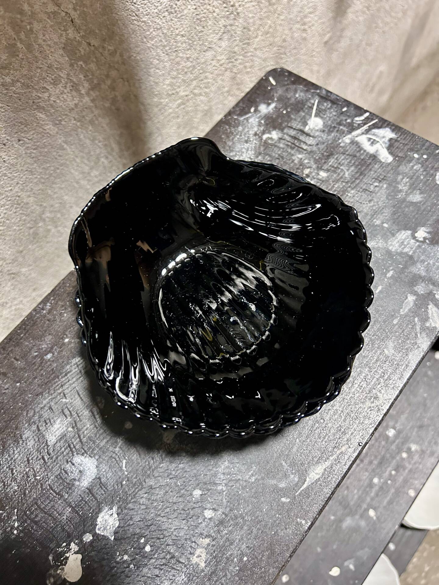 2 black shell cups