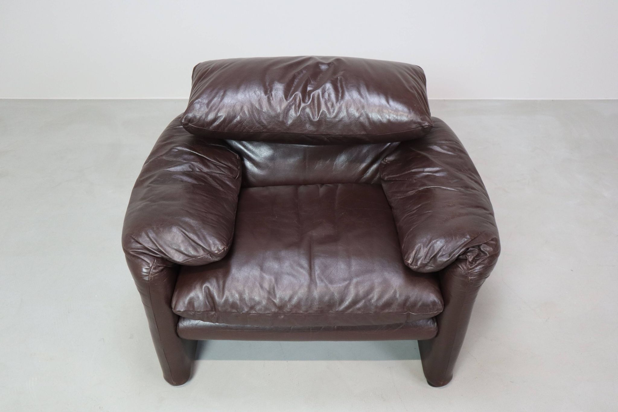 Pair of Maralunga leather armchairs by Vico Magistretti for Cassina, 1974