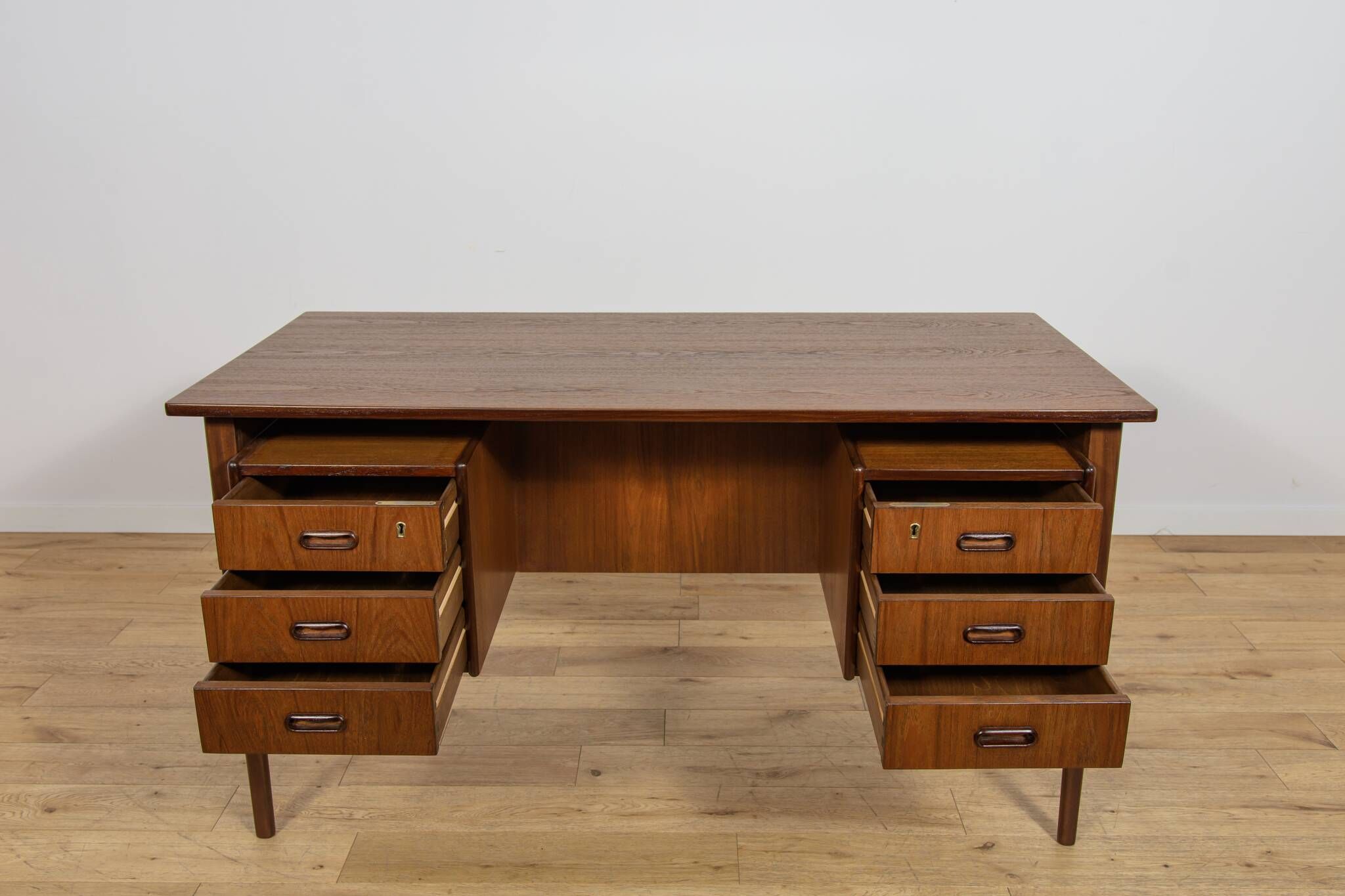 Autonomous teak desk from the 1960s, Denmark