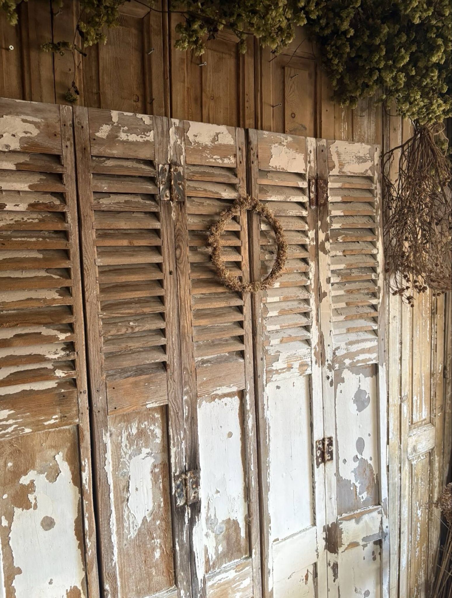 Ensemble d’anciens volets en bois