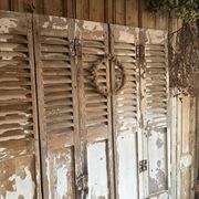 Ensemble d’anciens volets en bois
