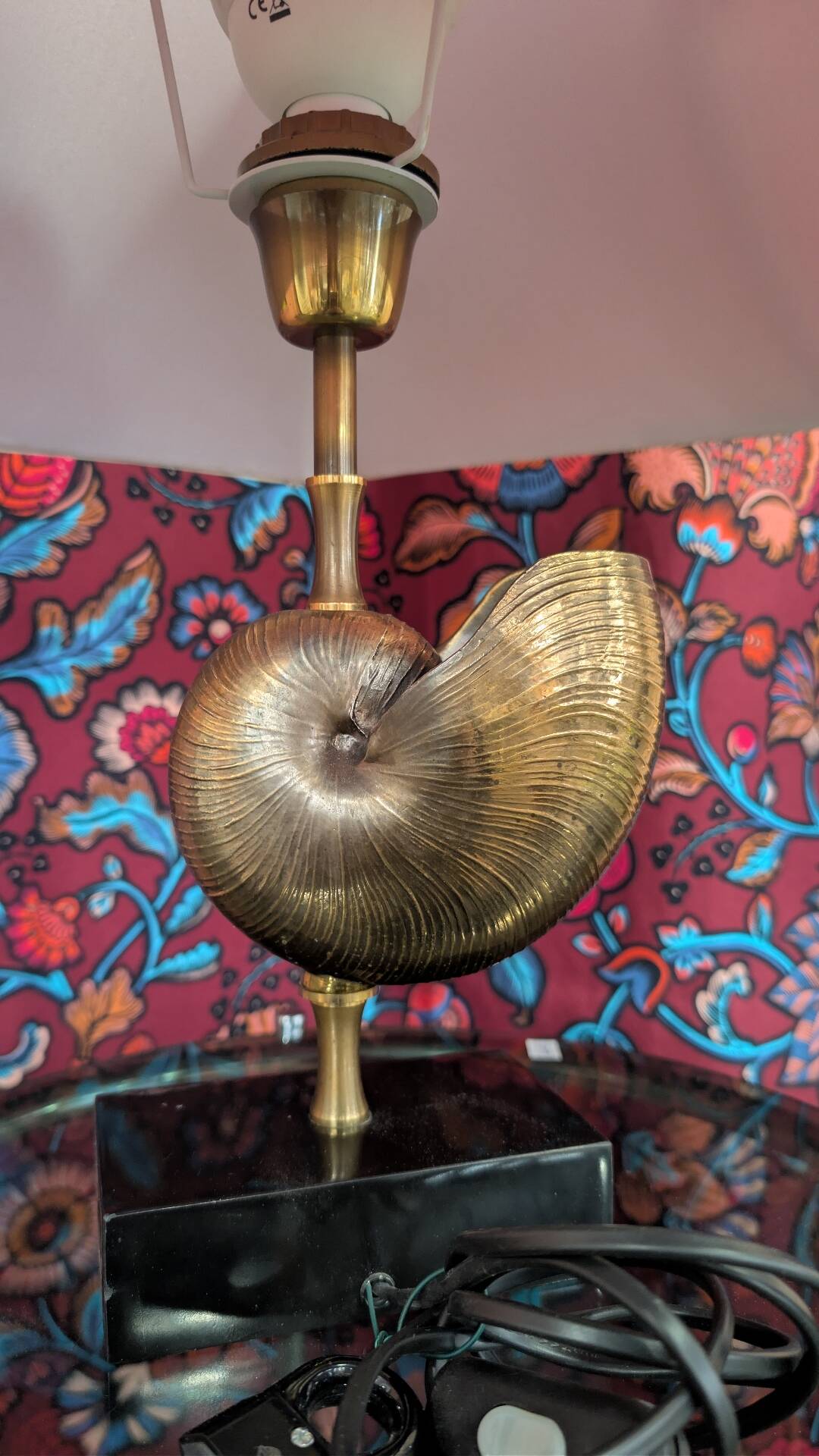 Shell lamp with gilded brass