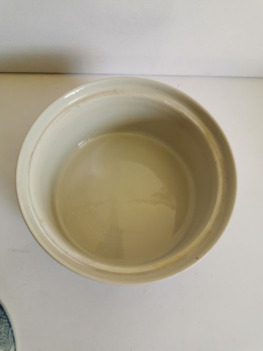 Ancient white blue Chinese ceramic pot
