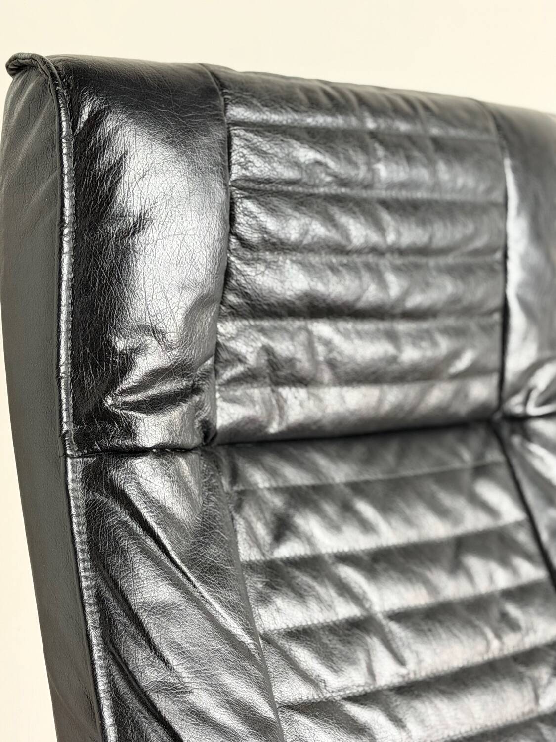 Danish swivel armchair in black leather – 1970s/80s - Skipper Furniture