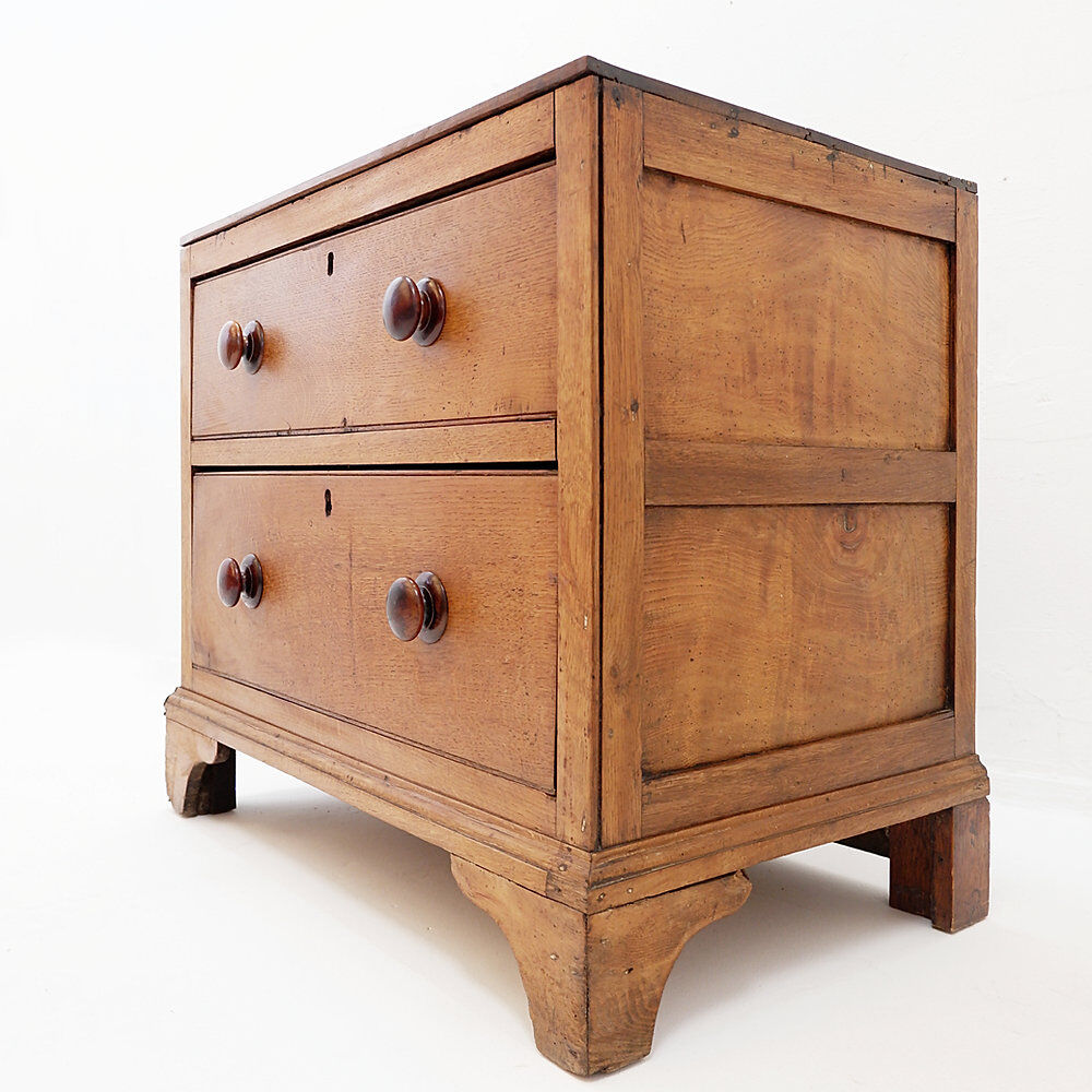 Commode rustique avec deux tiroirs et pieds sculptés - 1930