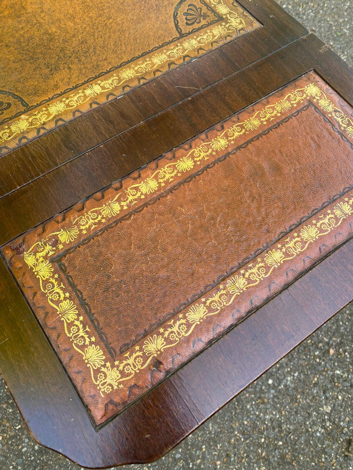Victorian English extendable coffee table made of solid mahogany and leather.