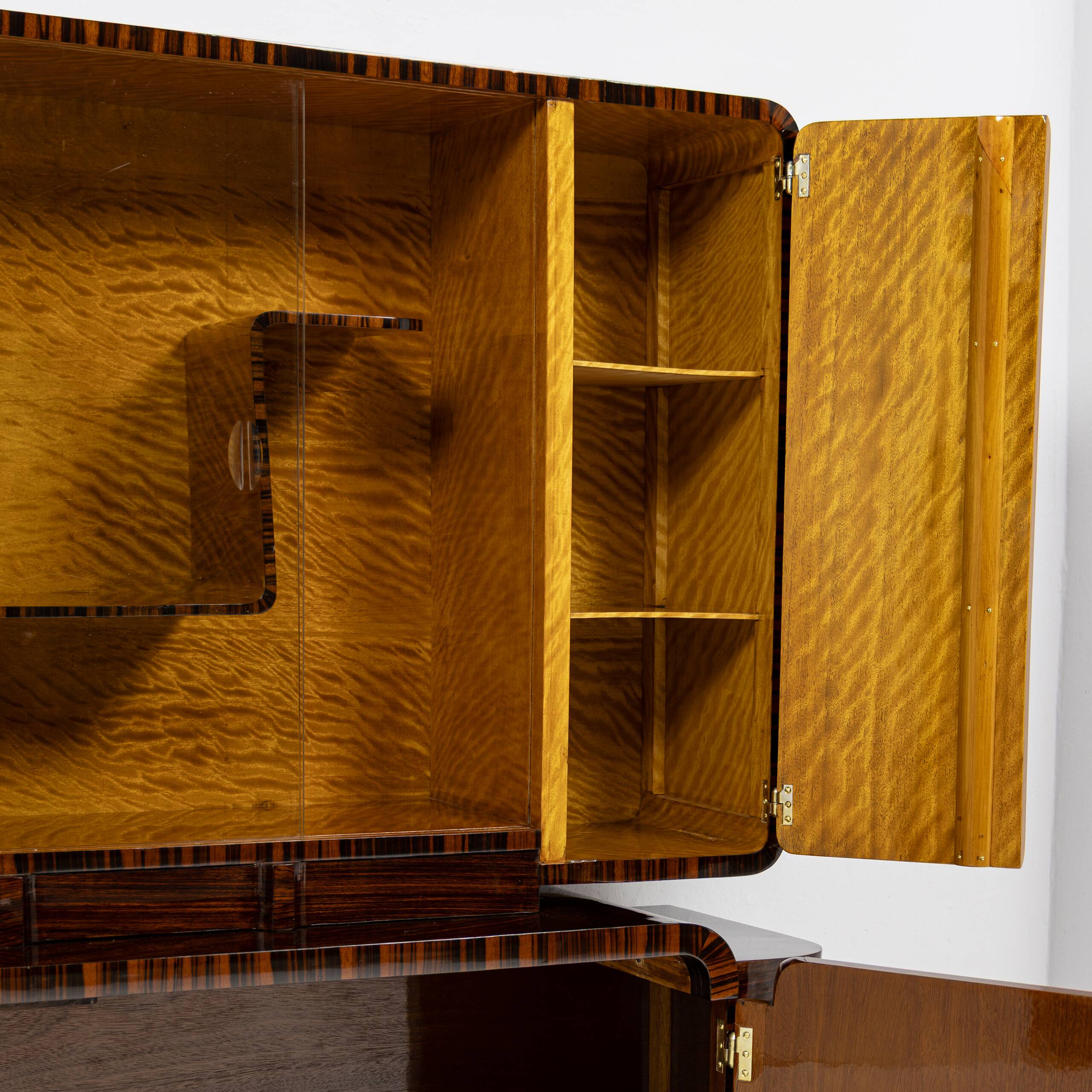 Buffet vitré asymétrique Art Déco en noyer et palissandre - 1925-1939