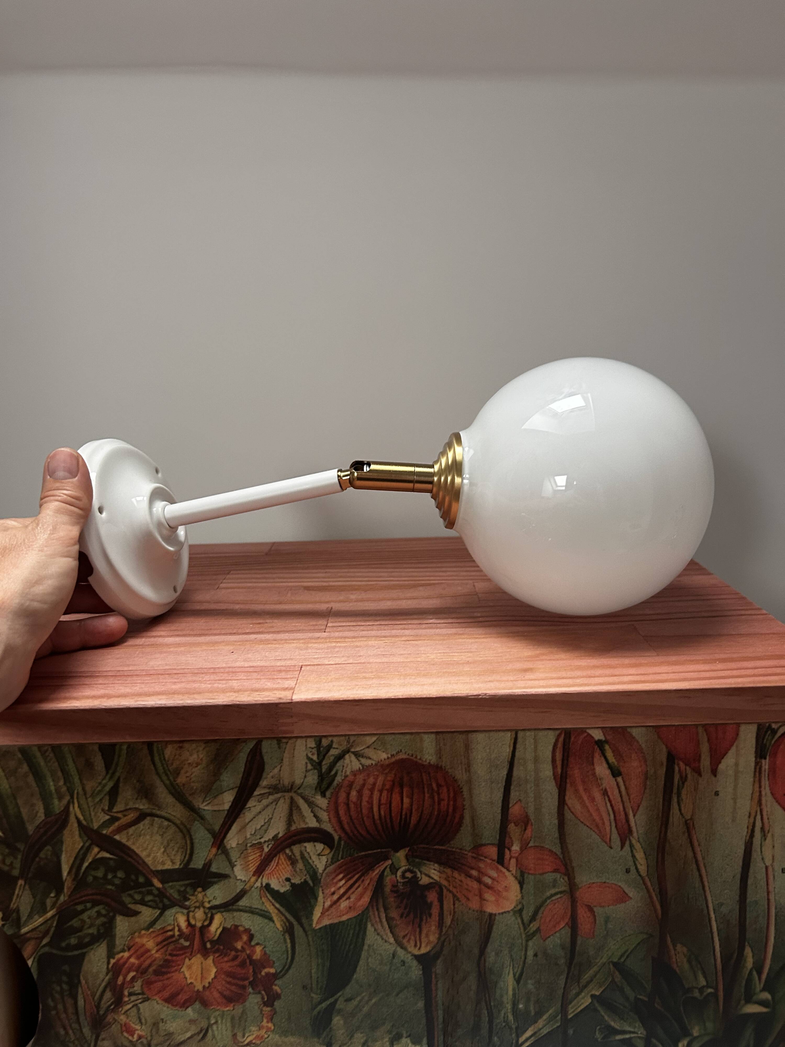Applique murale inclinable globe opaline blanche