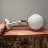 Applique murale inclinable globe opaline blanche