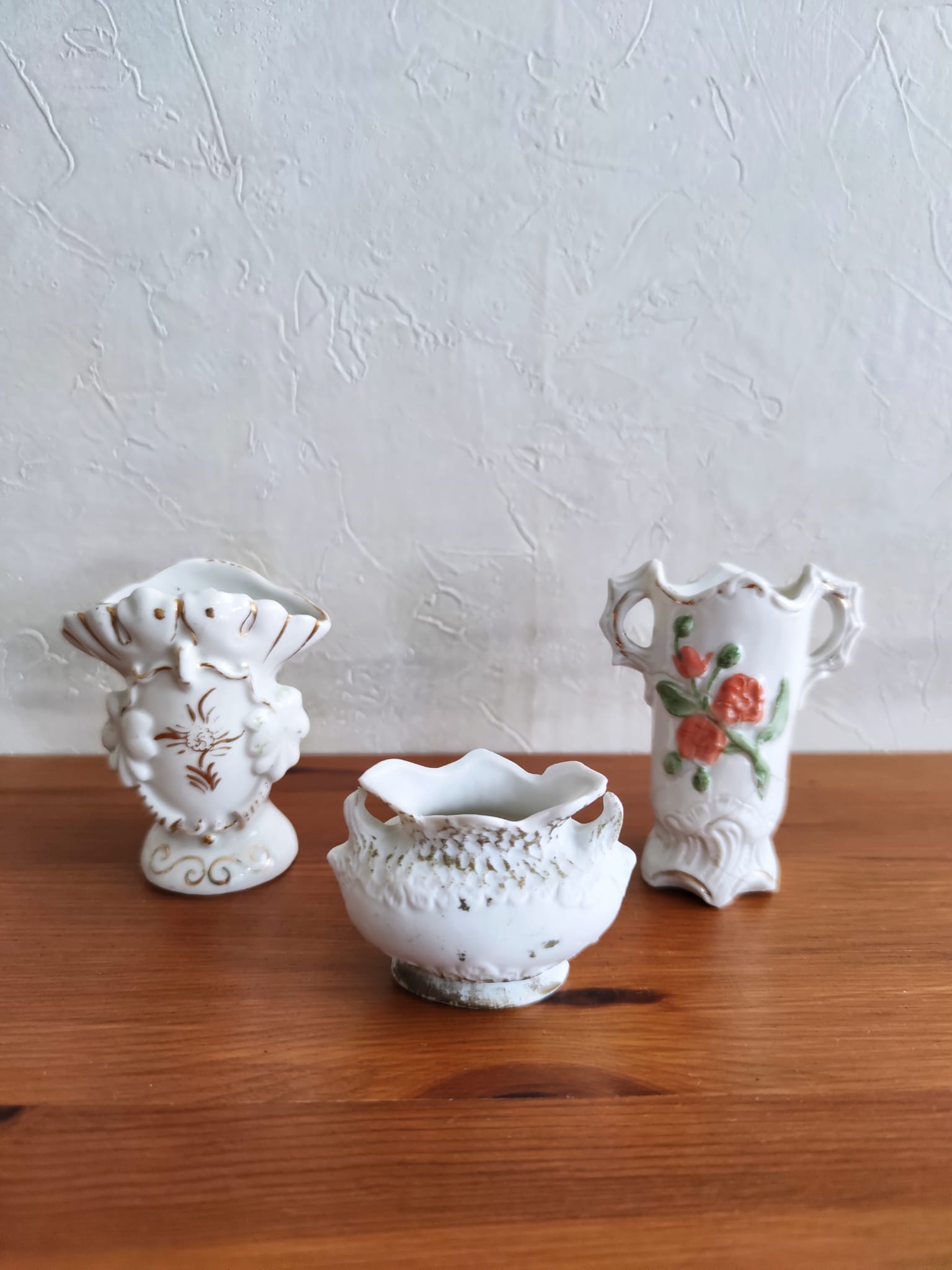 3 bouquetières in porcelain and biscuit
