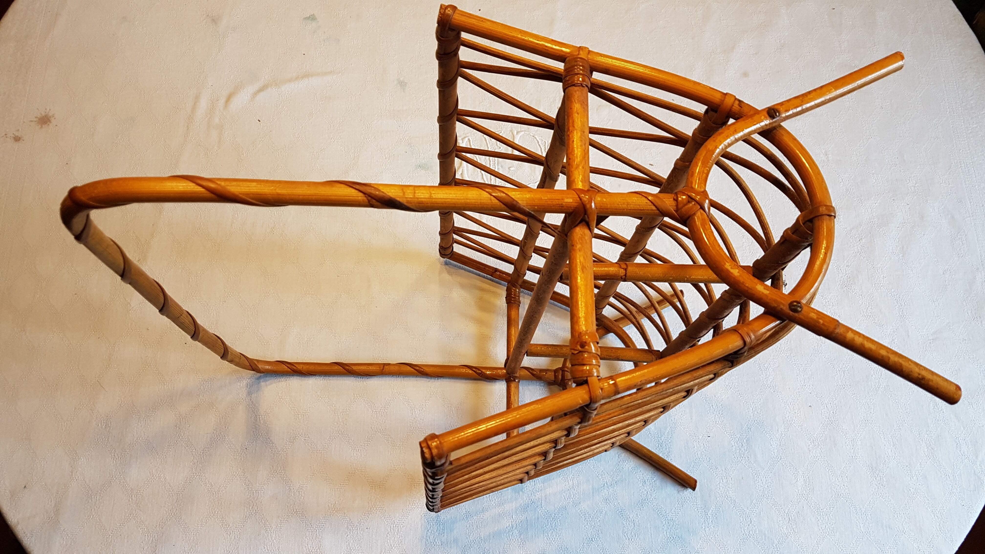 Porte revue en osier rotin des années 70