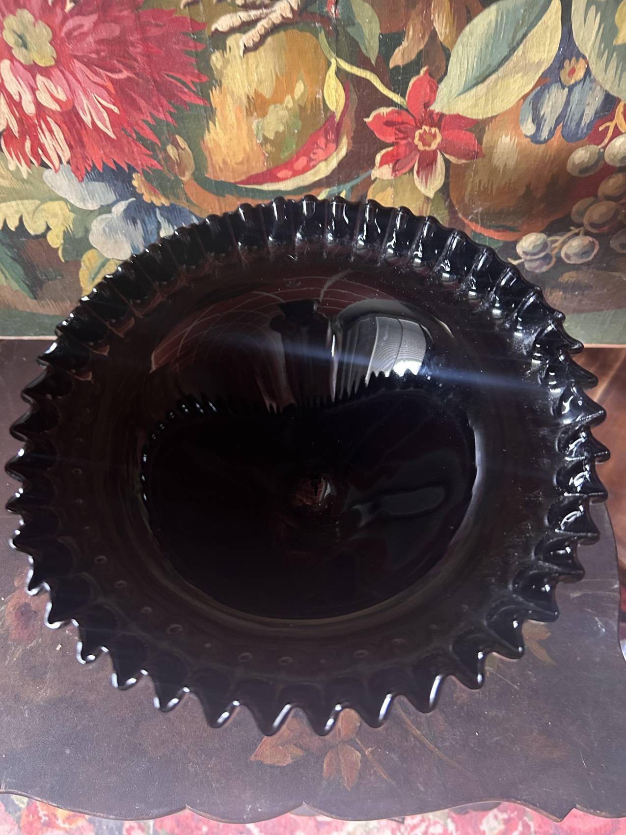 Grande coupe sur pied en opaline noire Art déco des années 1930 une rareté atypique
